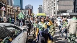 Zuma-Anhänger feiern in Johannesburg das Wahlergebnis ihrer Partei