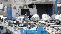 La scuola dell'Unrwa colpita da un raid israeliano a Nuseirat
