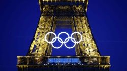Les anneaux olympiques sur la Tour Eiffel, à Paris.