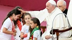 Papst Franziskus segnet Kinder während einer Audienz für die Teilnehmer des Internationalen Treffens der Chöre am 8. Juni 2024 in der Audienzhalle