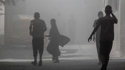 煙が立ち込める難民キャンプ　2024年6月8日　ガザ中部ヌセイラット