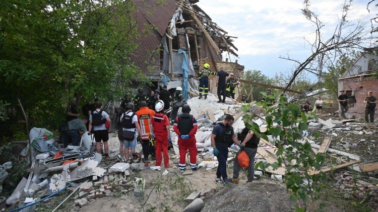 Equipes de resgate trabalham no local de uma casa destruída por um ataque aéreo, em Kharkiv, em 10 de junho de 2024, em meio à invasão russa na Ucrânia. (Foto de SERGEY BOBOK/AFP)