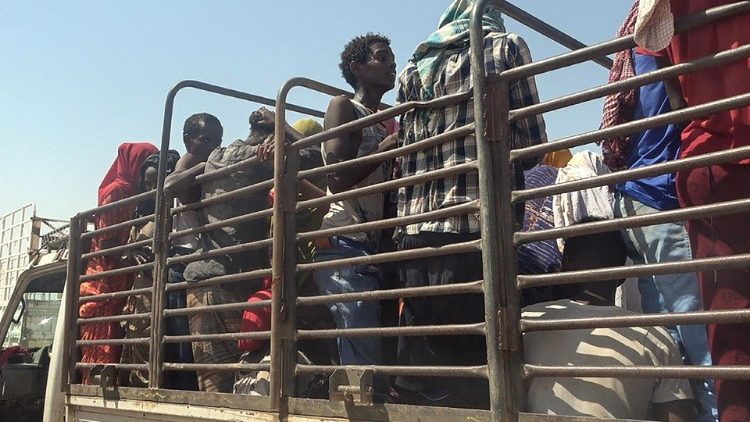 Somalische Migranten, die ein Schiffsunglück überlebt haben, werden zu einem Auffanglager im Jemen gebracht