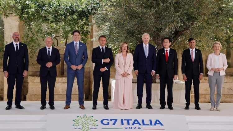 Einige der G7-Teilnehmer am Donnerstag zum Auftakt in Apulien - aus Deutschland sind Kanzler Scholz und die noch amtierende EU-Komissionschefin Ursula von der Leyen auf dem Foto
