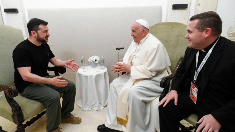 Papst Franziskus traf beim G7- Gipfel am Freitag unter anderem den ukrainischen Präsidenten Wolodymyr Selenskyj