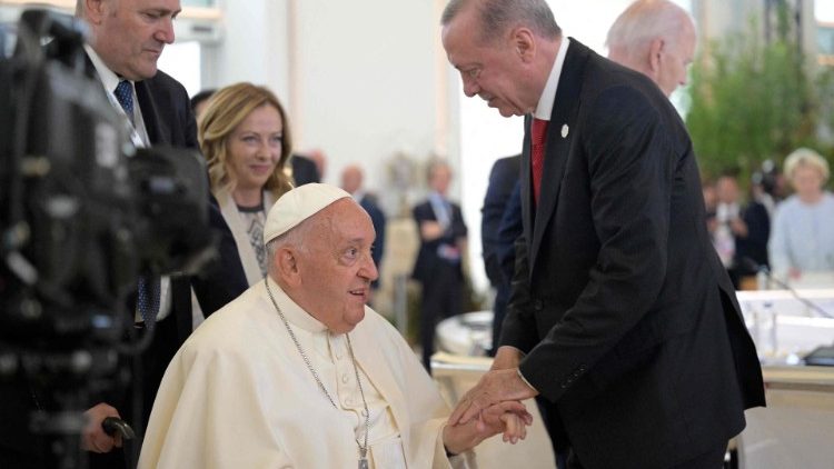 The Pope greets Turkish President Recep Tayyip Erdoğan