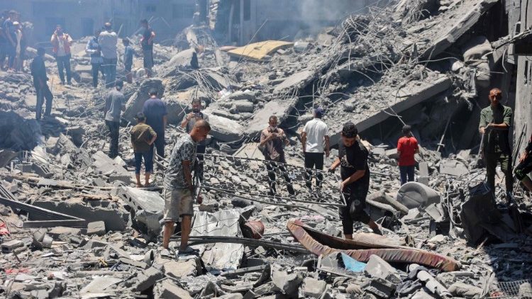 Menschen suchen nach einer israelischen Bombardierung in Gaza-Stadt am 22. Juni 2024 nach verwertbaren Gegenständen (Foto von Omar AL-QATTAA / AFP)