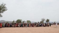 Un groupe de Soudanais en attente d'aide alimentaire