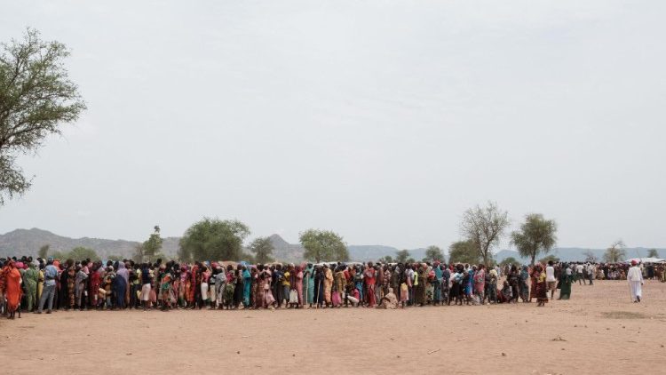 Un groupe de Soudanais en attente d'aide alimentaire