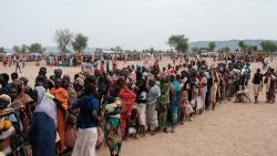 Displaced Sudanese line up for food aid in Agari, North Kordofan