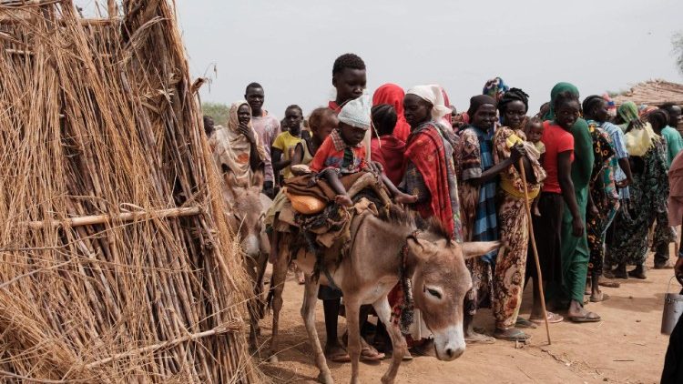 Flüchtlinge aus dem Sudan in der Warteschlange vor einem Hilfszentrum 