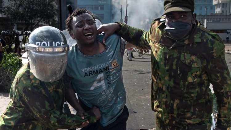 Ein Demonstrant wird während einer Demonstration in Nairobi von der Bereitschaftspolizei festgenommen