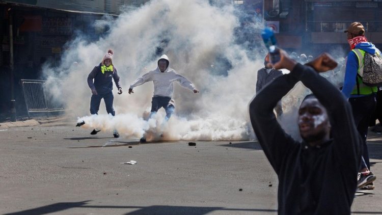 Demonstranten reagieren, als die Polizisten mit Tränengaskanistern feuern