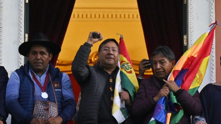 Le président bolivien Luis Arce depuis le balcon du palais présidentiel après l'échec du coup d'État. 