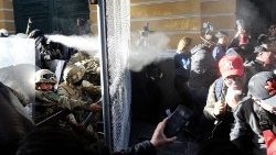 Auf der Plaza Murillo vor dem Regierungssitz in der Hauptstadt La Paz wurde am 26.6.2024 ein Sturm des Präsidentenpalastes versucht - geantwortet wurde ua mit Tränengas