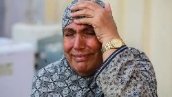 Una donna palestinese in lacrime ad un funerale (AFP)
