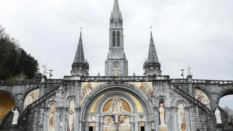 Die Fassade der Rosenkranz-Basilika von Lourdes