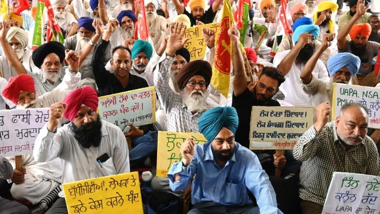 Indische Aktivisten verschiedener Organisationen zeigen Plakate und rufen Parolen, während sie in Amritsar gegen die Einführung von drei neuen Strafgesetzen protestieren