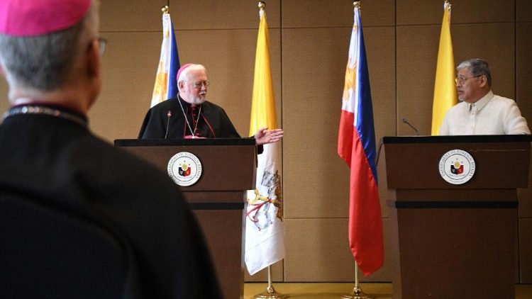 Conferencia de prensa conjunta de Monseñor Paul Richard Gallagher, Secretario de la Santa Sede para las Relaciones con los Estados y las Organizaciones Internacionales, y Enrique Manalo, Secretario de Asuntos Exteriores de la República de Filipinas. (AFP)