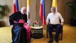 Mgr Gallagher et le Secrétaire aux affaires étrangères philippin Enrique Manalo, le 2 juillet à Manille.