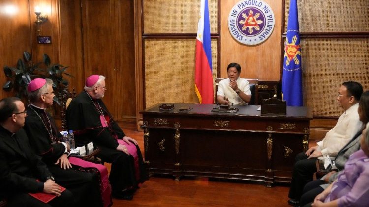 Ifj. Ferdinand Marcos fülöp-szigeteki elnök fogadja a vatikáni küldöttséget