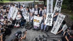 Opfer von Zwangssterilisationen im Rahmen eines inzwischen außer Kraft getretenen Gesetzes feiern mit Anwälten und Unterstützern vor dem Obersten Gerichtshof von Japan in Tokio 
