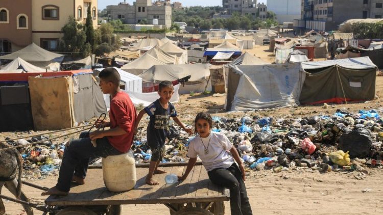 Las carpas remplazan a las casas en una bombardeada en Deir el-Balah en el centro de la Franja de Gaza