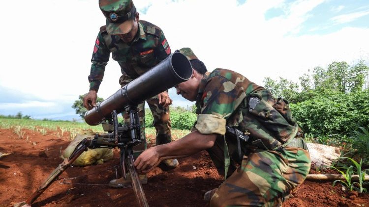 Våpen gjøres klare i Kyaukme i delstaten Shan i Myanmar 3. juli 2024.