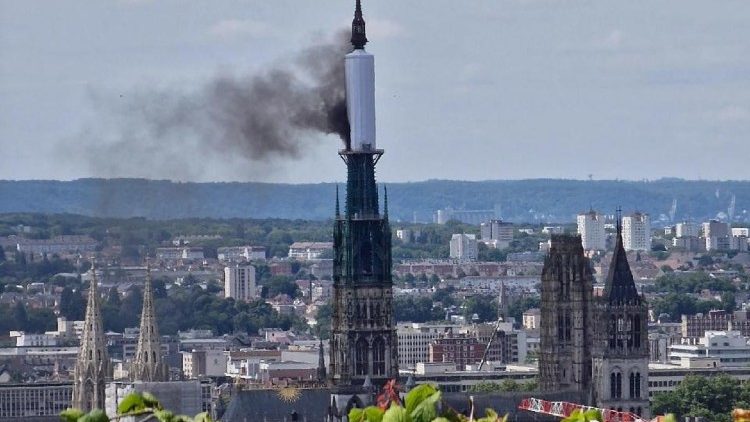 Brand im Turm der Kathedrale von Rouen