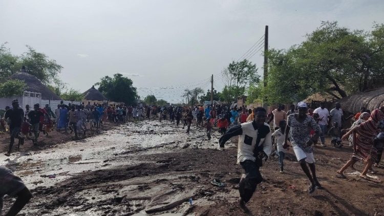 Sudanese run after hearing the noise of an explosion near the local government headquarters in the city of Gedaref, eastern. Sudan