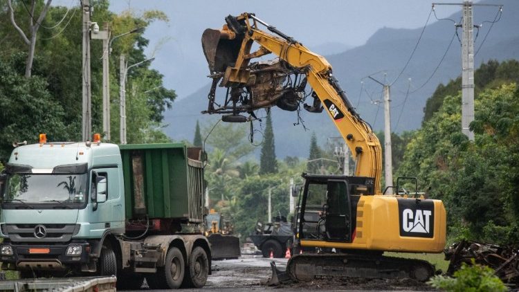 Des engins de chantiers sont utilisés pour détruire les barrages construits par les insurgés. 