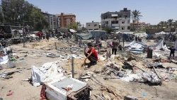 La distruzione nel campo profughi di Al-Mawasi a Khan Younis, nel sud della Striscia di Gaza