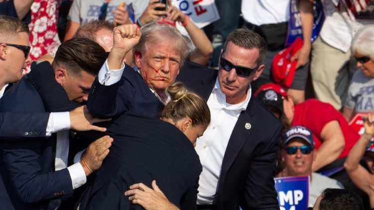 L'ancien président américain Donald Trump, blessé à l'oreille, lors d'un meeting de campagne, à Butler en Pennsylvanie, samedi 13 juillet.