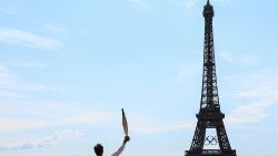 La flamme olympique arrivée à la Tour Eiffel à Paris, le 15 juillet 2024. 