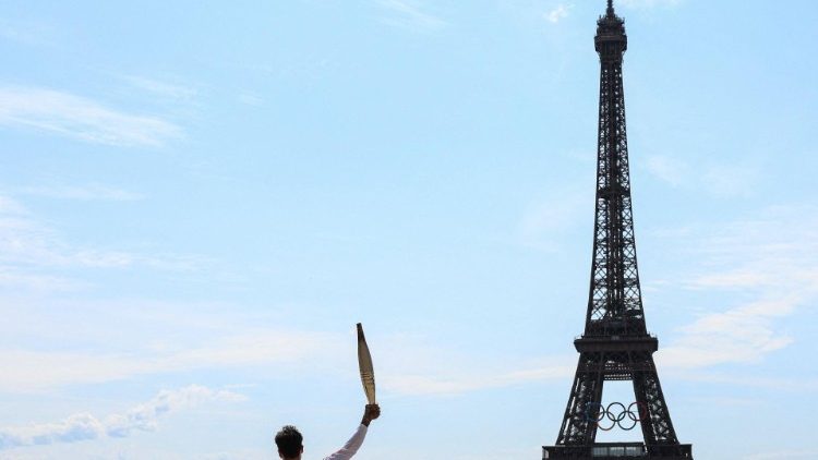 La flamme olympique arrivée à la Tour Eiffel à Paris, le 15 juillet 2024. 