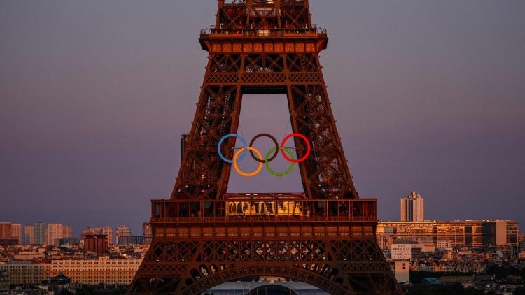 Les anneaux olympiques sur la tour Eiffel à Paris.