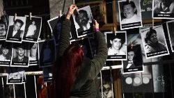 In Argentinien erinnern Fotos an die Opfer des Attentats auf die jüdische Organisation Asociación Mutual Israelita Argentina (AMIA) vor 30 Jahren