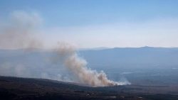 Dym stúpajúci z oblastí zasiahnutých raketami vypálenými zo severného Libanonu