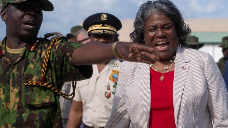 La embajadora de EEUU ante las Naciones Unidas, Linda Thomas-Greenfield, junto con el comandante de las tropas keniatas estacionadas en Haití