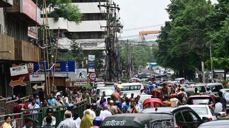 Bangladesh: studenti in piazza contro il coprifuoco