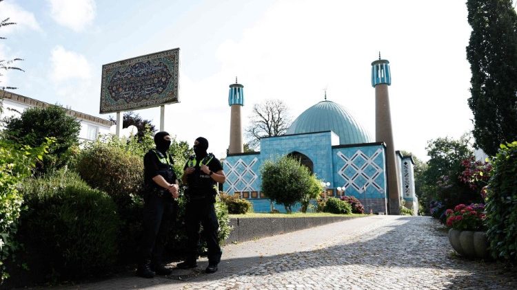 Polizisten am 24. Juli 2024 vor der „Blauen Moschee“ an der Alster, die auch das Islamische Zentrum Hamburg beherbergt, das nun vom Innenministerium verboten wurde