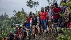 Les habitants et volontaires observent les recherches des survivants qui se poursuivent, à Gofa en Éthiopie, le 24 juillet 2024. 