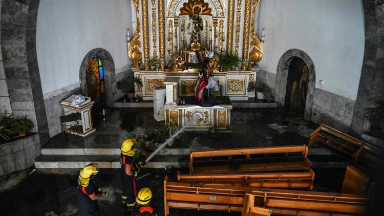 [ Photo Embed: Nicht alle Kirchen wurden verschont, hier eine überflutete in der Hauptstadt Manila]