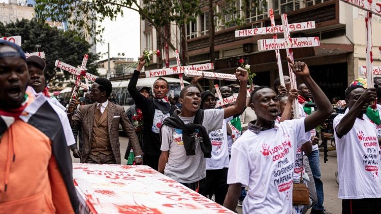 Junge Menschen in Kenia demonstrieren gegen Korruption und für bessere Lebensbedingungen im Land