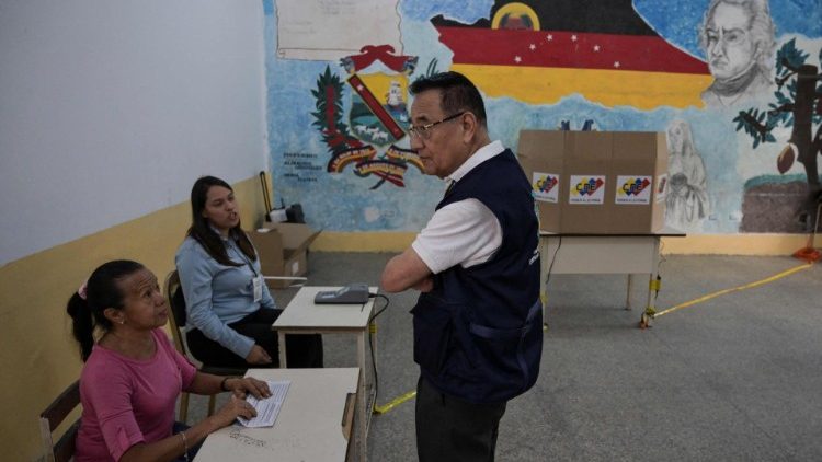 
                    Bispos venezuelanos convidam povo a votar nas eleições: 