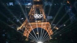 La Tour Eiffel éclairée pour la cérémonie d'ouverture des Jeux olympiques de Paris 2024, le 26 juillet 2024.