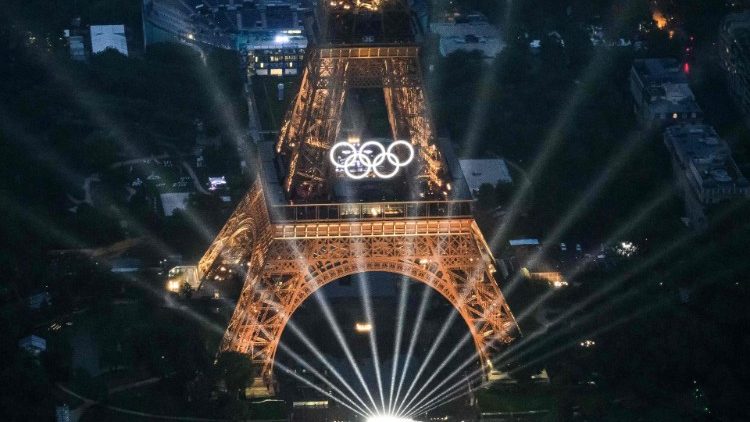 La Tour Eiffel éclairée pour la cérémonie d'ouverture des Jeux olympiques de Paris 2024, le 26 juillet 2024.