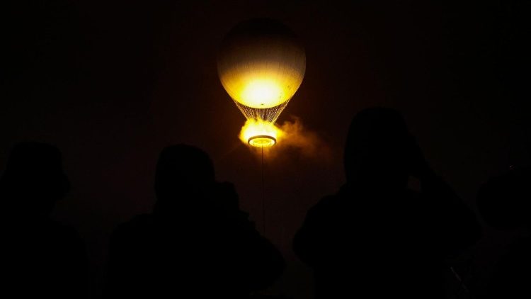 À la fin de la cérémonie, le chaudron olympique s'est envolé dans les airs. 