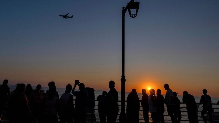 Menschen in Beirut beobachten einen Sonnenuntergang. Die breite Masse will keinen Krieg. 