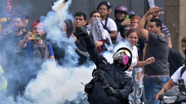 Manifestazione contro Maduro nei sobborghi di Caracas